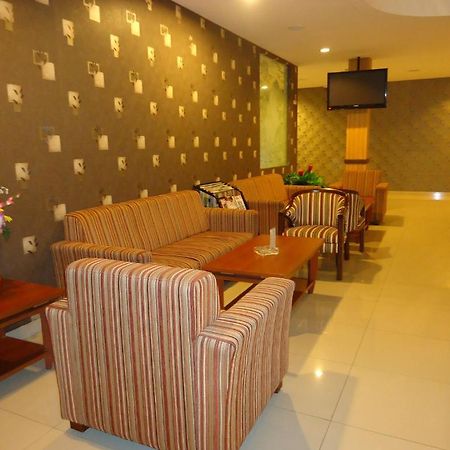 Maesa Hotel Ponorogo Экстерьер фото