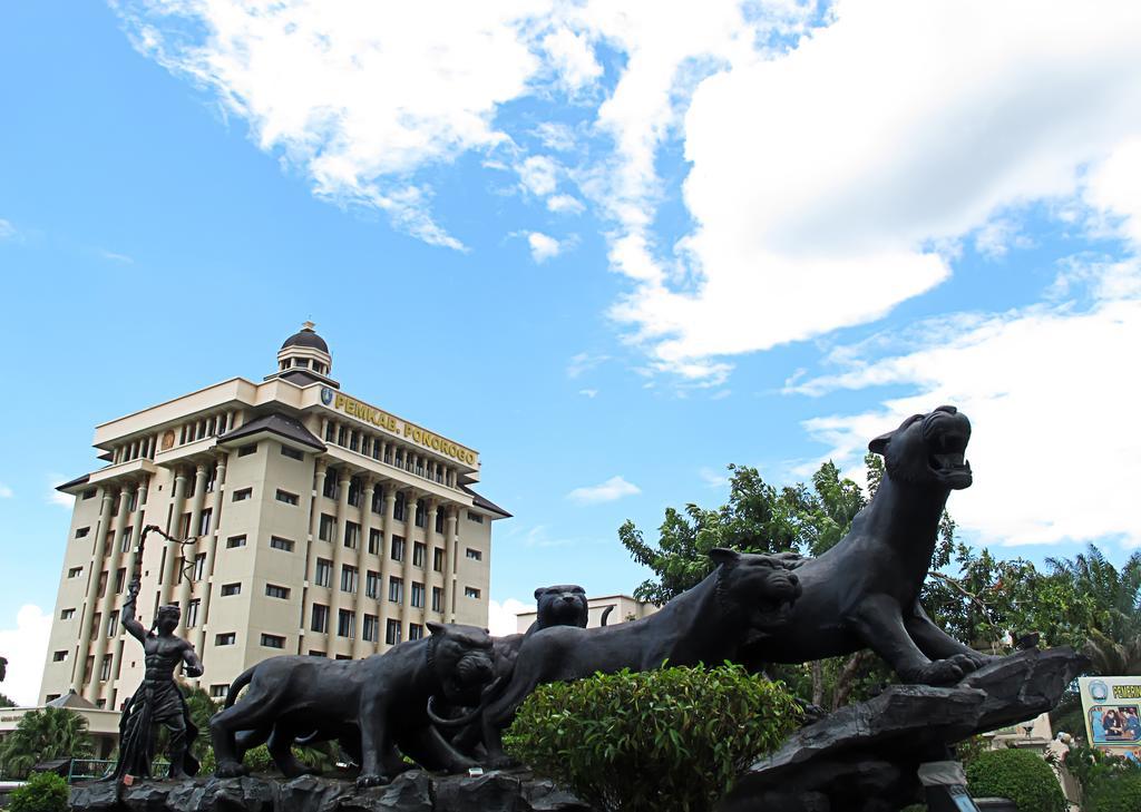 Maesa Hotel Ponorogo Экстерьер фото