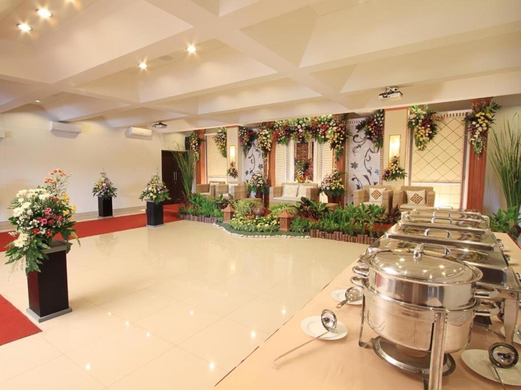 Maesa Hotel Ponorogo Экстерьер фото