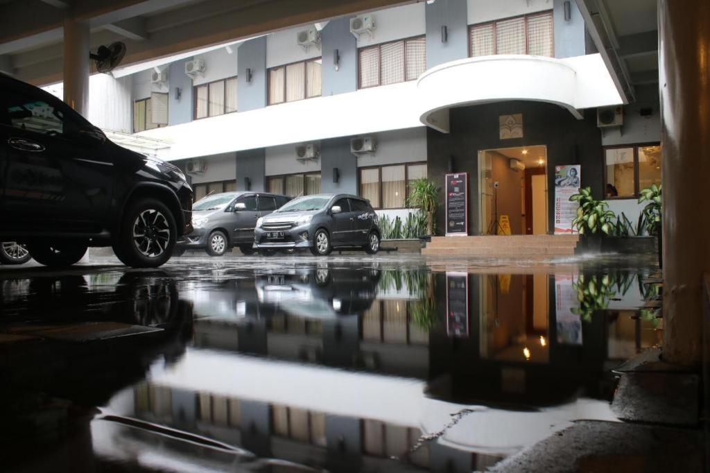 Maesa Hotel Ponorogo Экстерьер фото