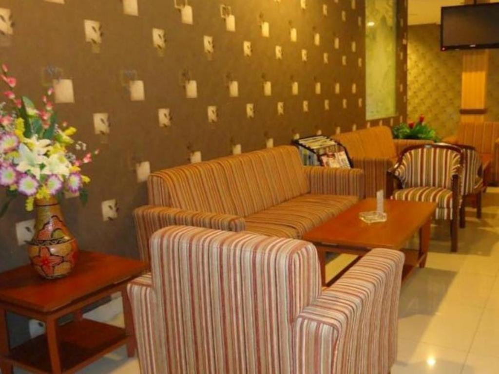 Maesa Hotel Ponorogo Экстерьер фото