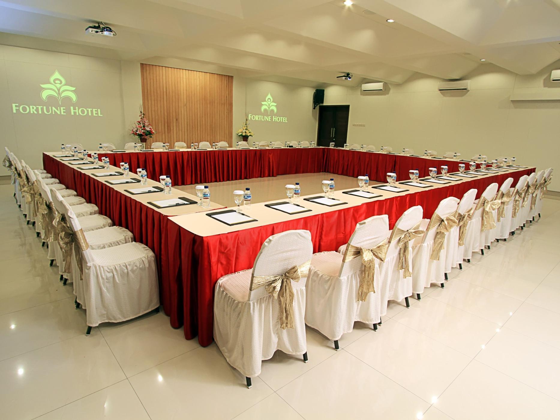 Maesa Hotel Ponorogo Экстерьер фото