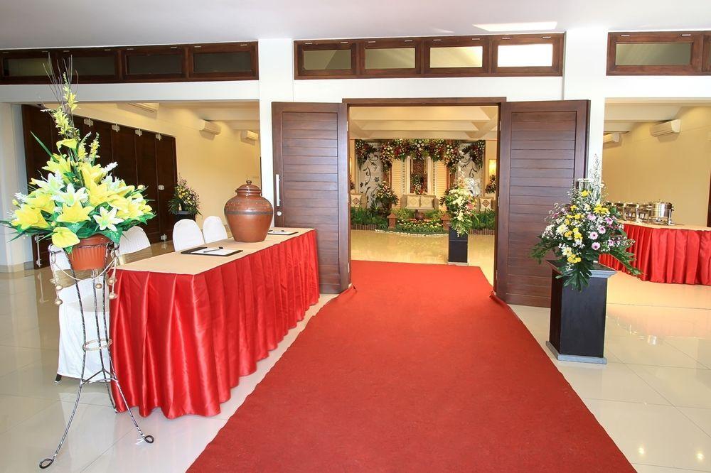Maesa Hotel Ponorogo Экстерьер фото