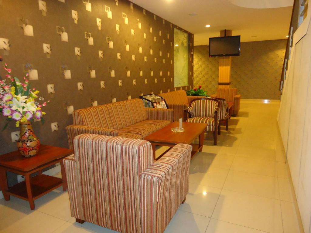 Maesa Hotel Ponorogo Экстерьер фото