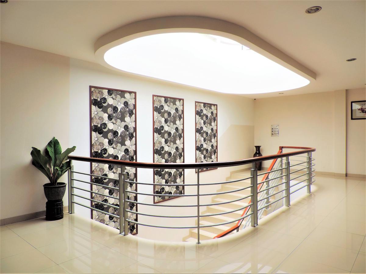 Maesa Hotel Ponorogo Экстерьер фото