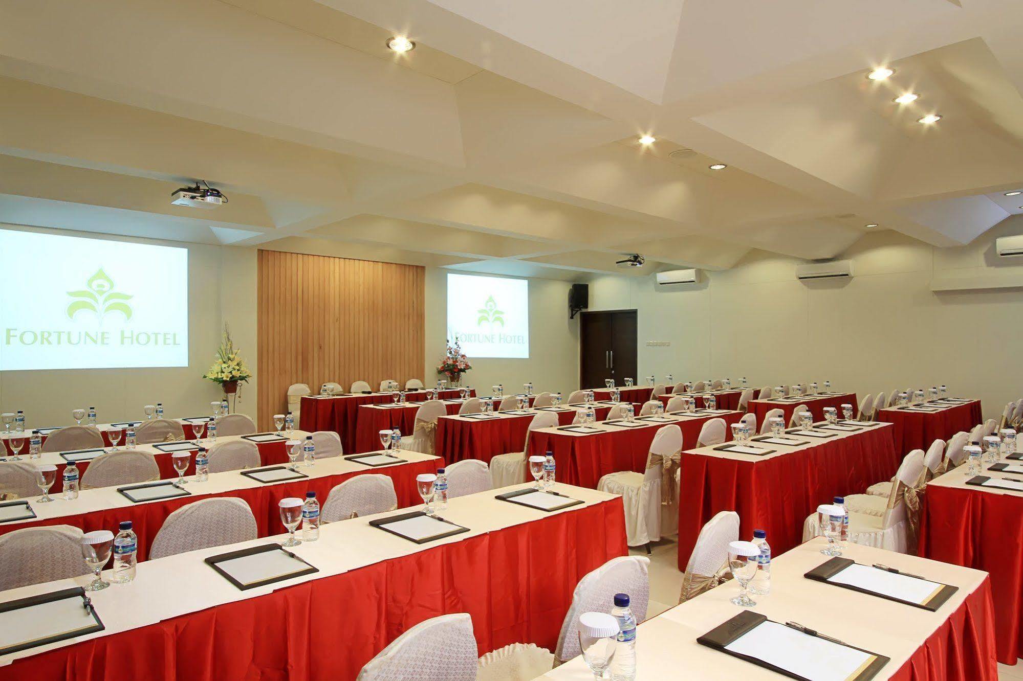 Maesa Hotel Ponorogo Экстерьер фото