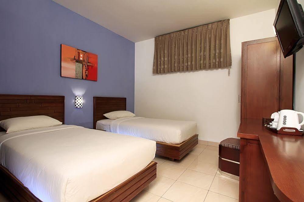 Maesa Hotel Ponorogo Экстерьер фото