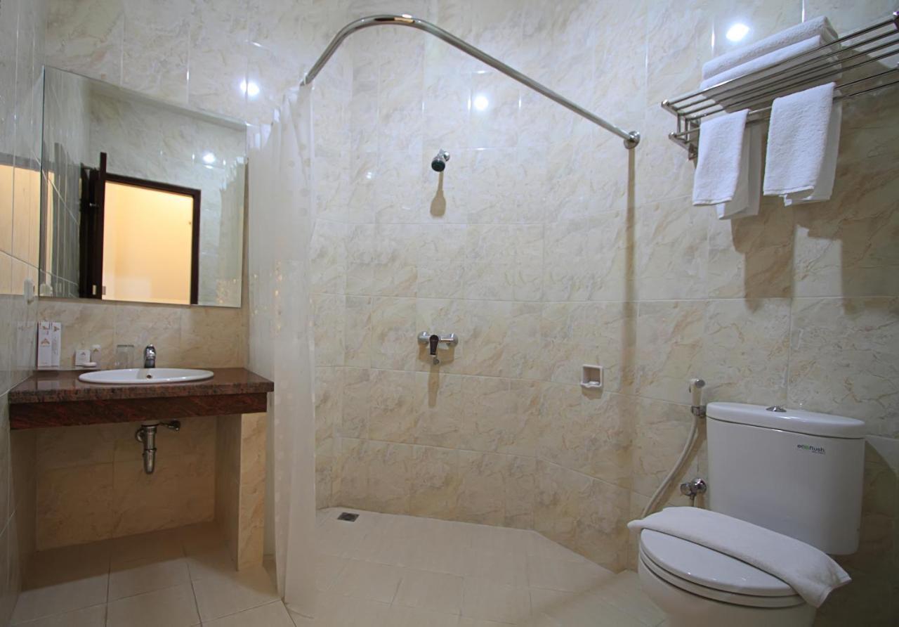 Maesa Hotel Ponorogo Экстерьер фото